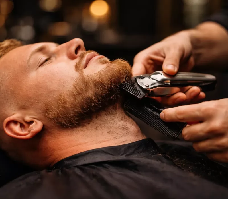 Detail péče o vousy v barber křesle